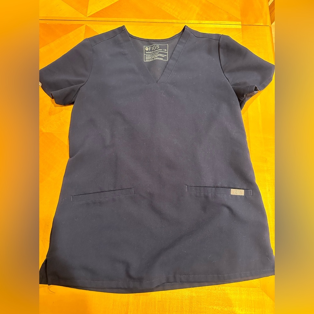 FIGS XS NAVY CASMA 3 POCKET SCRUB TOP